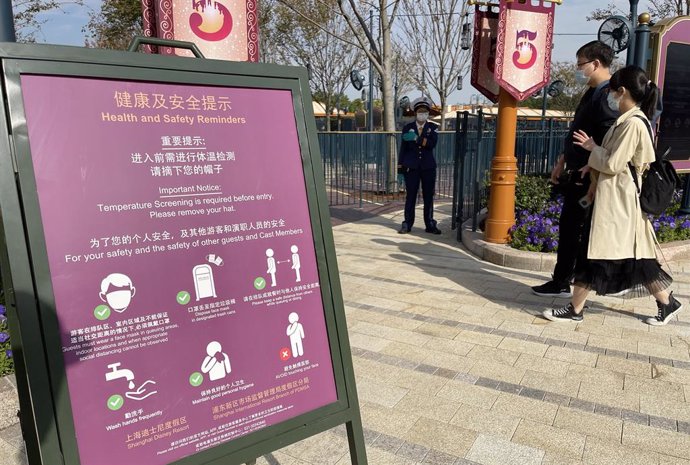 Archivo - Cartel con medidas sanitarias en el Disneyland de Shanghai