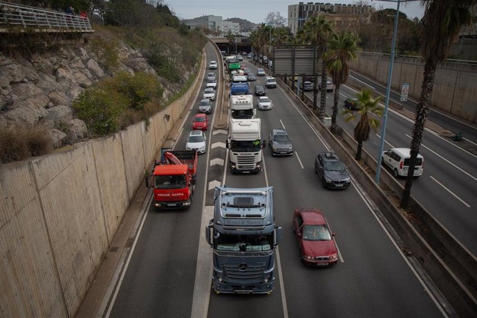 Los transportistas protestan en la Roda de Dalt de Barcelona.
