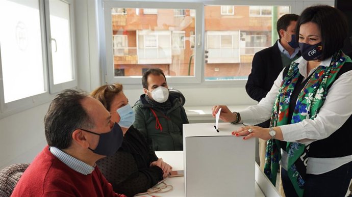 Virginia Pérez vota en una urna electoral establecida en la sede provincial.