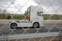 Una caravana de camiones se manifiesta por el centro de Jerez haciendo sonar los claxon en señal de protesta