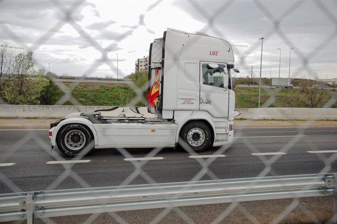 Un camión circula por una carretera en una imagen de archivo.