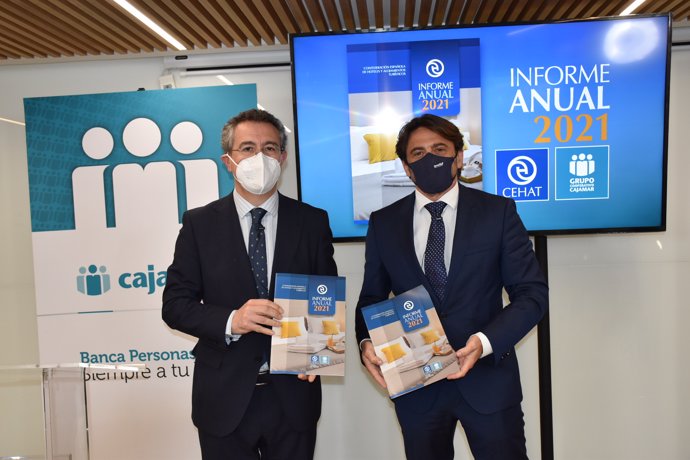 El presidente de Cajamar, Eduardo Bahamonde, y el presidente de Cehat, Jorge Marichal.