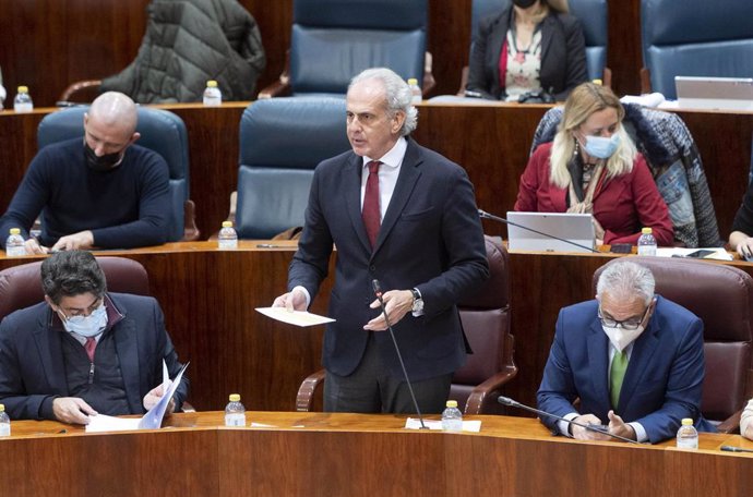 El consejero de Sanidad, Enrique Ruiz Escudero, interviene en una sesión plenaria en la Asamblea de Madrid, en Madrid (España). 