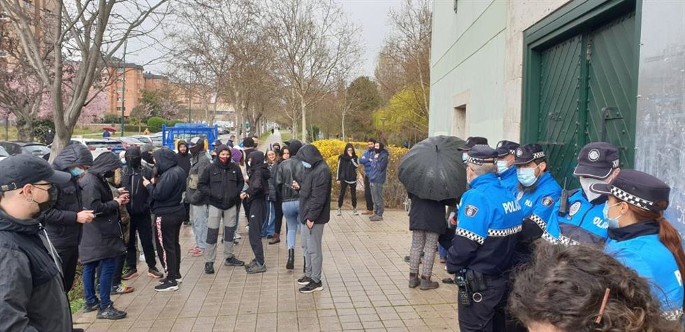 Efectivos de la Policía Municipal custodian la entrada del inmueble ante un grupo de concentrados en apoyo del colectivo La Molinera.