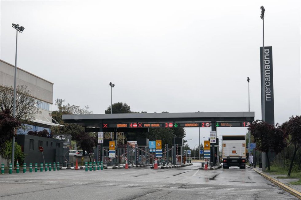 Archivo - Un camión pasa por el peaje de acceso a Mercamadrid