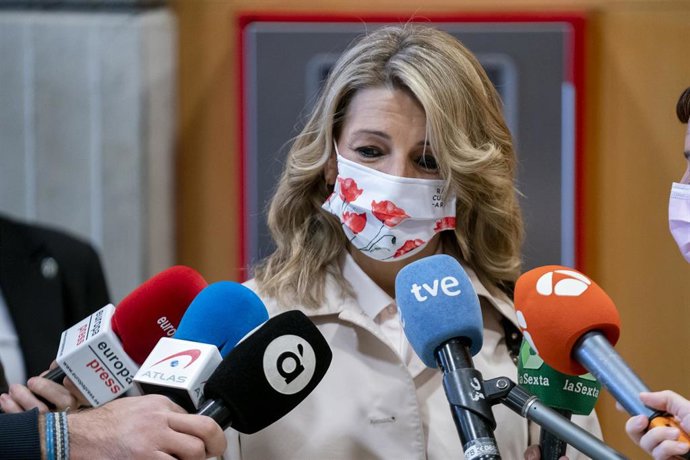 La vicepresidenta segunda y ministra de Trabajo y Economía Social, Yolanda Díaz, interviene ante los medios de comunicación a su llegada a la Conferencia Sectorial para analizar el Plan Nacional de Respuesta al Impacto de la Guerra, en el Ministerio de 