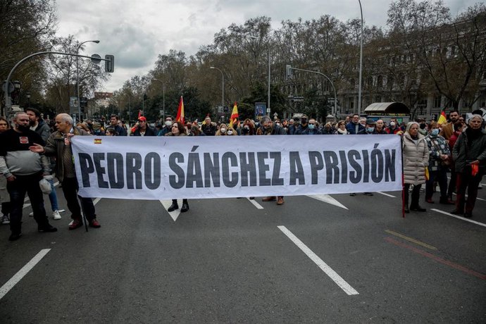 Varias personas con una pancarta con que reza 'Pedro Sánchez a prisión', en la protesta bajo el lema '¡Qué paguen ellos!' promovida por Vox 