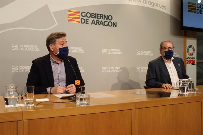 El consejero de Vertebración del Territorio, José Luis Soro, y el director general de Carreteras, Bizén Fuster.