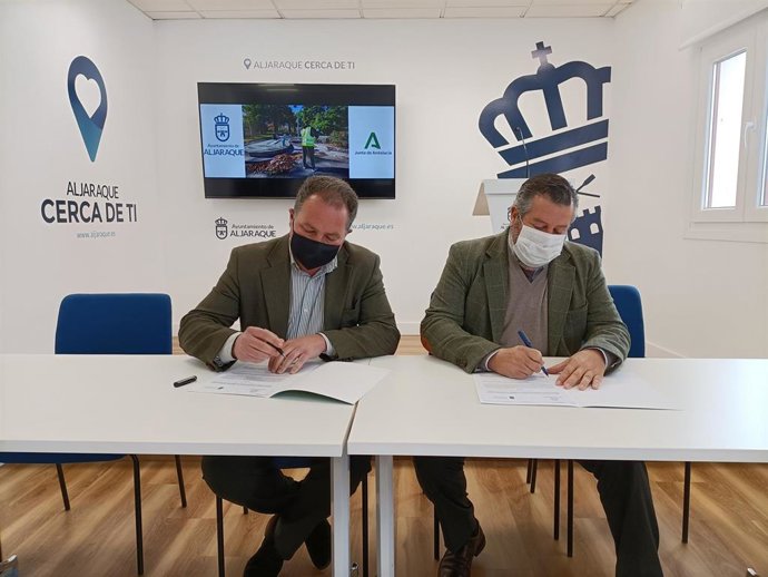 El delegado territorial de Regeneración, Justicia y Administración Local de la Junta en Huelva, Alfredo Martín, y el alcalde de Aljaraque, David Toscano, han firmado este lunes la renovación del convenio de colaboración para jóvenes infractores.