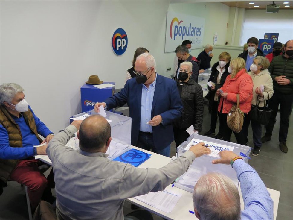 El presidente del PP de La RIoja, José Ignacio Ceniceros, ejercer su derecho al voto a la candidatura a la presidencia nacional del Partido Popular y a los compromisarios de Logroño