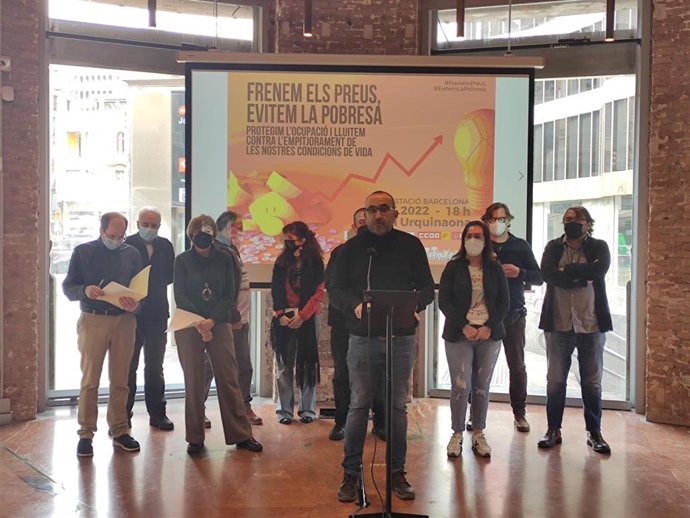 Los secretarios generales de CC.OO. Y UGT de Catalunya, Javier Pacheco y Camil Ros, junto con otros representantes de entidades y sindicatos, en rueda de prensa