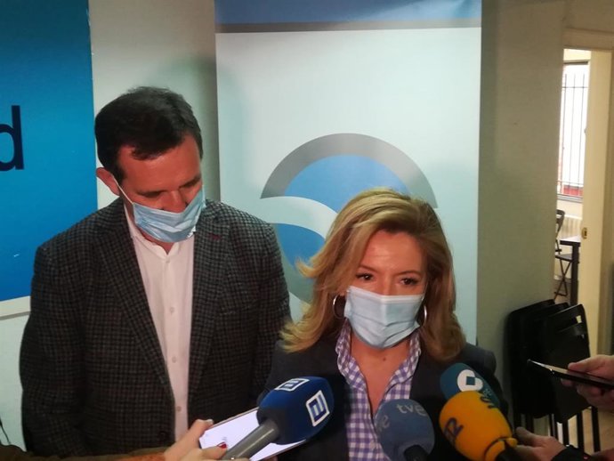 Atención a medios de Javier Cuesta y Teresa Mallada durante el proceso electoral interno del PP