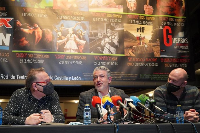 Bravo (C) durante la presentación de la programación de abril a junio del Juan Bravo de Segovia.