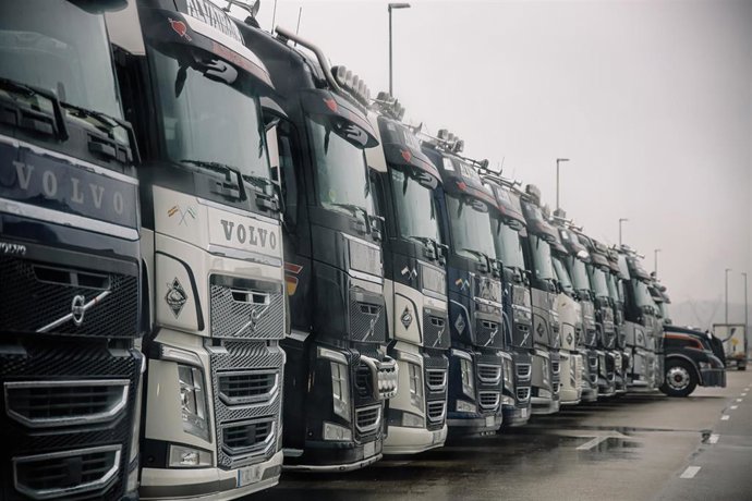 Camiones aparcados en un polígono industrial.