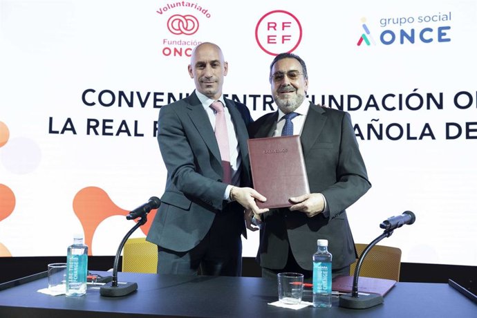 Los presidentes de la RFEF, Luis Rubiales, y de la ONCE, Miguel Carballeda, firman un acuerdo para colaborar en la integración laboral de personas con discapacidad.