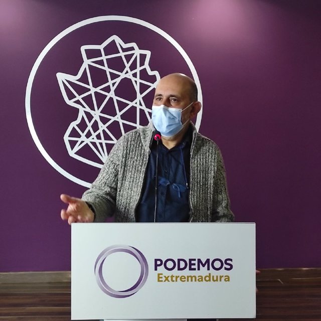 El portavoz de Podemos Extremadura, José Antonio González, en rueda de prensa