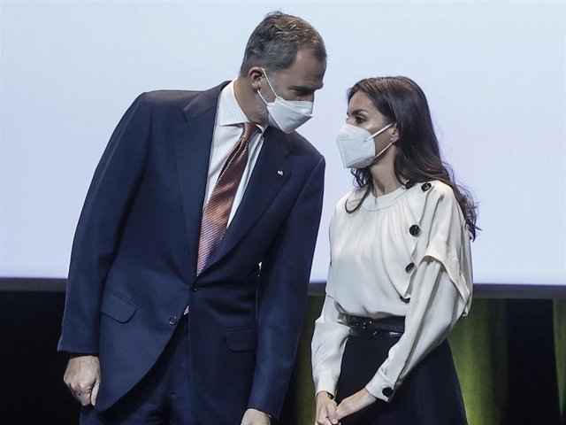 El Rey Felipe VI y la Reina Letizia, conversan durante el acto de entrega de los Premios Nacionales de Innovación y de Diseño 2021