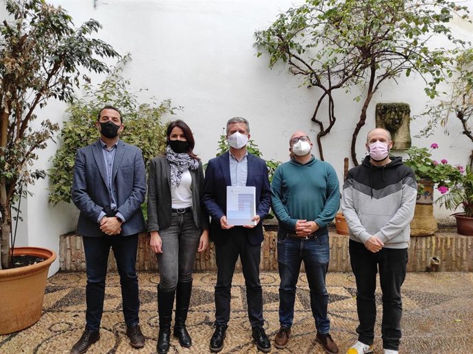 El presidente del IPBS, Francisco Ángel Sánchez (centro), en la presentación del manual para la intervención familiar.