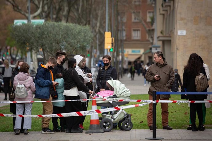Un grupo de refugiados ucranianos esperan para iniciar los trámites necesarios tras su llegada a España, en la comisaría de Policía Nacional de La Verneda, a 17 de marzo de 2022, en Barcelona, Catalunya (España). 