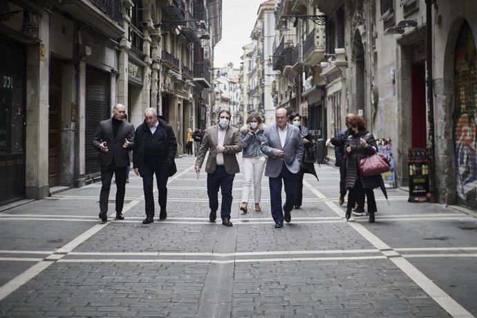 Hualde y Ortuzar, junto con otros miembros del PNV
