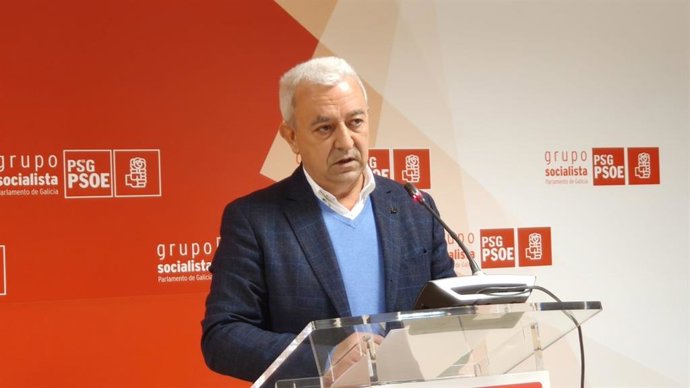 El portavoz parlamentario del PSdeG, Luis Álvarez, en rueda de prensa