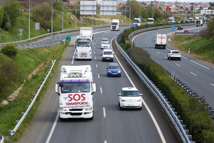 Marcha lenta de camiones contra el precio del combustible en la autovía A-67 de Santander a Torrelavega