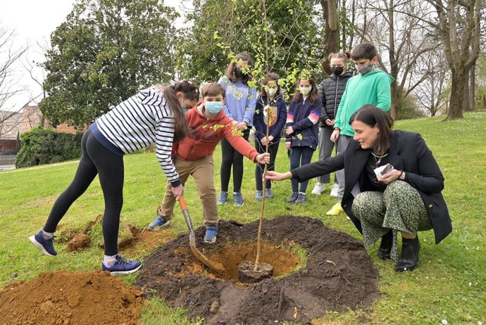 La alcaldesa, Gema Igual, junto a escolares del colegio Fuente de la Salud, en la plantación de árboles
