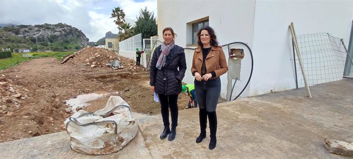 La delegada territorial de Regeneración, Justicia y Administración Local en Málaga,  Mónica Alejo, y la alcaldesa de Benaoján,  Soraya García