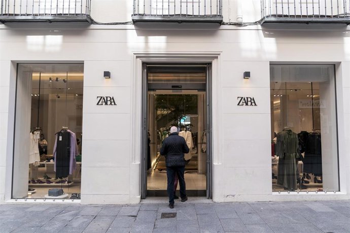 Un hombre entra en una tienda Zara