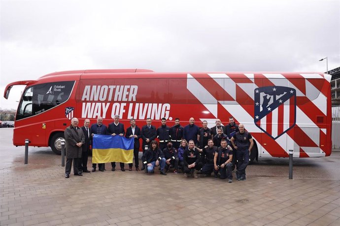 Atlético y Comunidad de Madrid fletan un autobús para repartir material y recoger a 30 refugiados ucranianos.