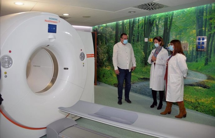 El consejero de Sanidad del Gobierno de Canarias, Blas Trujillo, durante su visita al Hospital Universitario Insular-Materno Infantil de Gran Canaria para conocer el nuevo PET-CT del Servicio de Medicina Nuclear