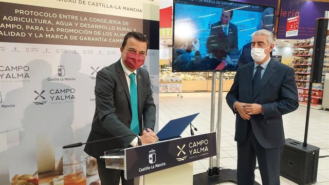 El consejero de Agricultura, Agua y Desarrollo Rural, Francisco Martínez Arroyo