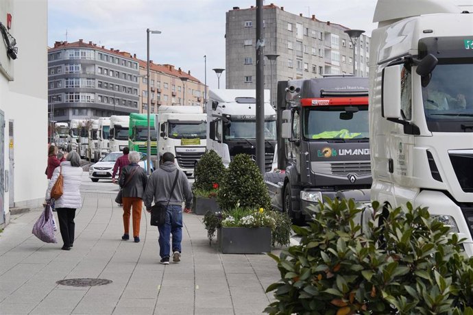 Decenas de camiones durante una marcha por la avenida de Lugo, en el centro de Santiago de Compostela, durante el octavo día de paro indefinido en el sector del transporte, a 21 de marzo de 2022, en Vigo, Pontevedra, Galicia (España).