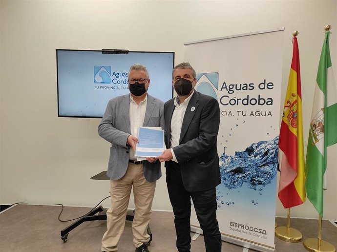 El presidente de Emproacsa, Esteban Morales (izda.), y el gerente de la Asociación Española de Operadores Públicos, Luis Babiano.