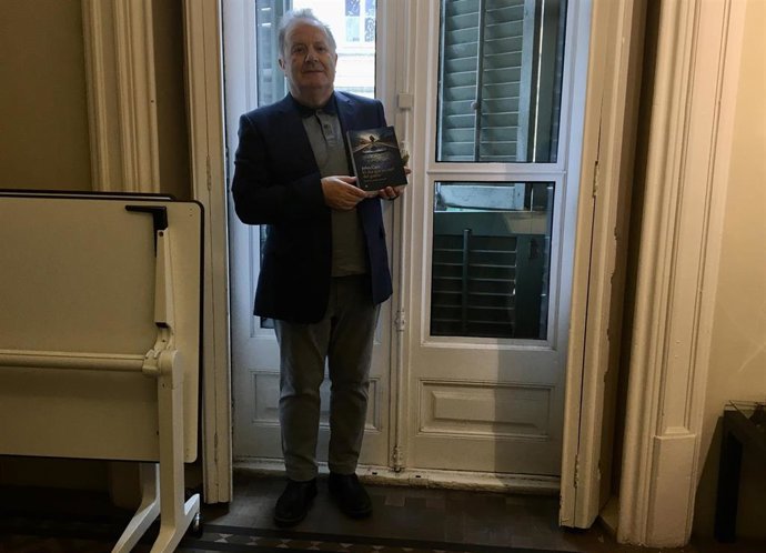 El experto en seguridad en línea John Carr con su primera novela, 'El día que escapé del gueto'.