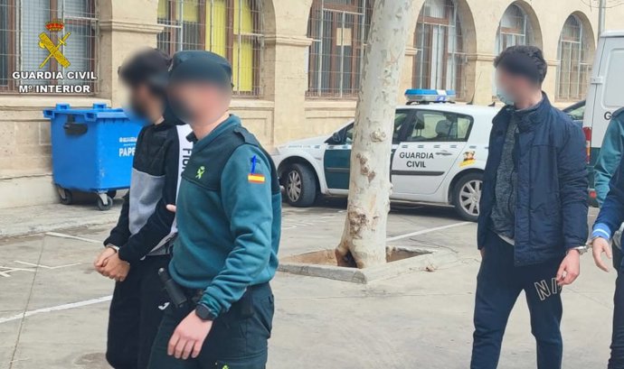 Detenidos por la agresión, conducidos por agentes de la Guardia Civil.