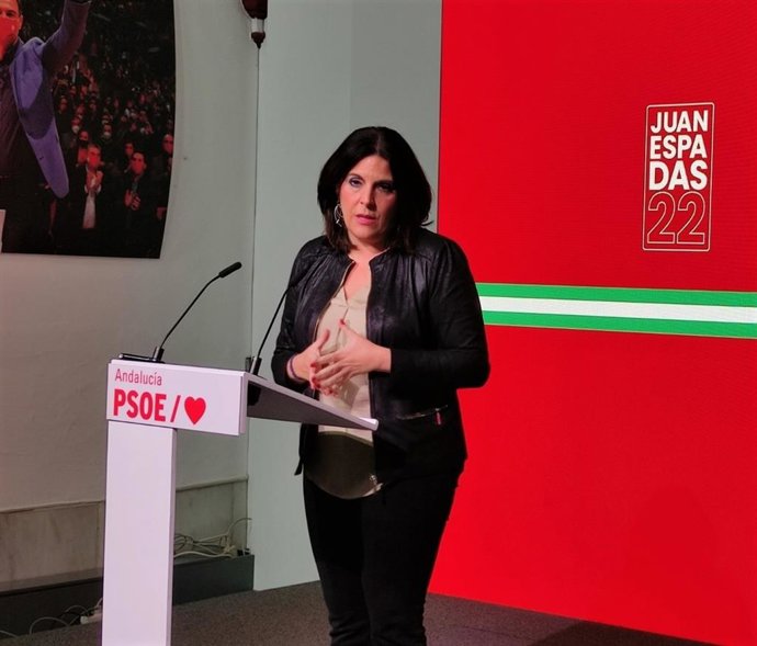 La vicesecretaria de Acción Política y Social del PSOE-A y portavoz en el Parlamento de Andalucía, Ángeles Férriz, este lunes en rueda de prensa.