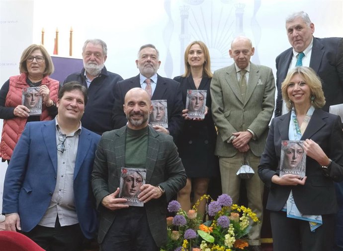 El editor Miguel Gallardo ha presentado una cuidada edición de 'Cómo llora Sevilla', la número 18, enriquecida con las imágenes únicas de la Semana Santa de Sevilla de los fotógrafos, Ángel Bajuelo y Fernando Salazar.