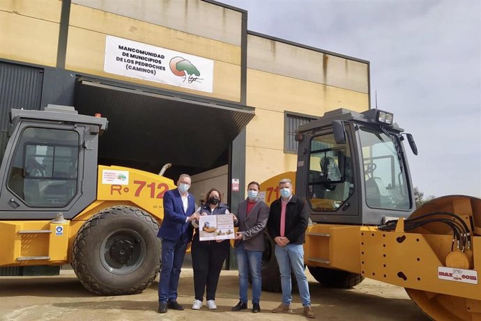 Díaz (izda.) y Olmo (tercero por la izda.) visita el Valle de los Pedroches.