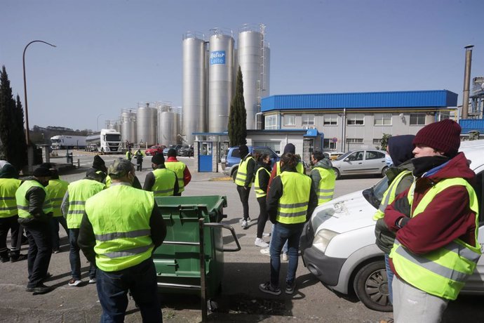 Personas pertenecientes al sector del transporte participan en un bloqueo de una fábrica de leche en Meira en el quinto día de paros de transportistas, a 18 de marzo de 2022, en Meira, Lugo, Galicia (España). El paro, convocado a nivel nacional por la P
