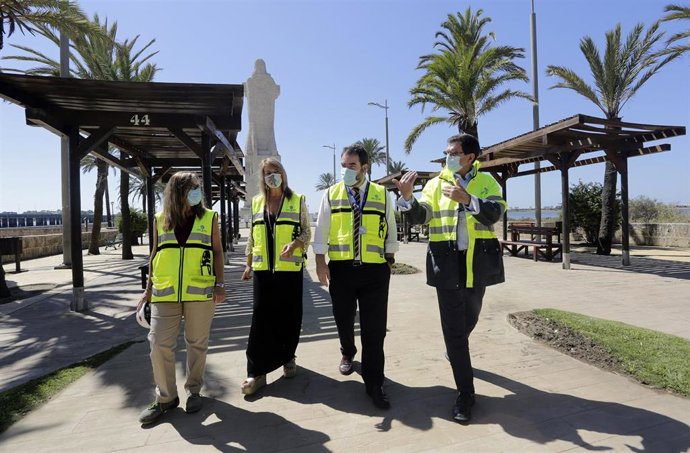 Archivo - La presidenta del Puerto de Huelva, Pilar Miranda, durante una visita al entorno del Monumento a Colón.