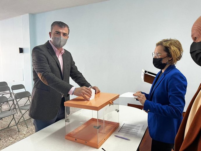 El presidente del PP de Canarias, Manuel Domínguez, en la votación de las primarias del PP