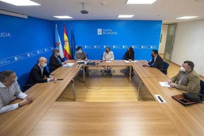 La conselleira do Mar, Rosa Quintana, se reúne con representantes de la cadena mar-industria