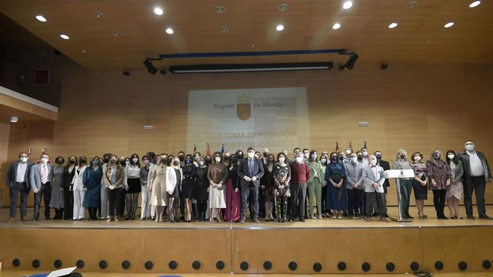 El presidente regional, Fernando López Miras, preside la toma de posesión de 56 nuevos funcionarios de la Administración regional