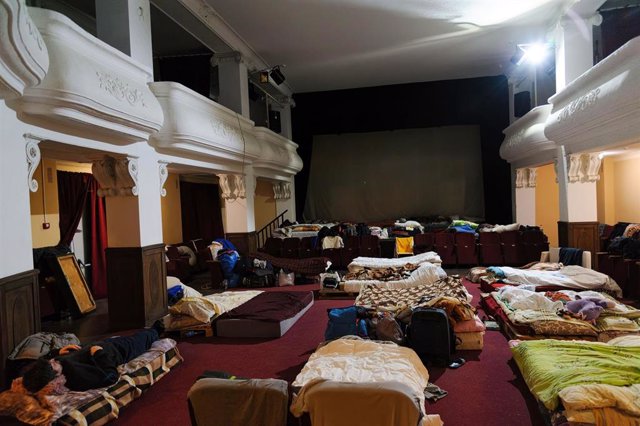Desplazados internos de Ucrania refugiados en un teatro de Leópolis