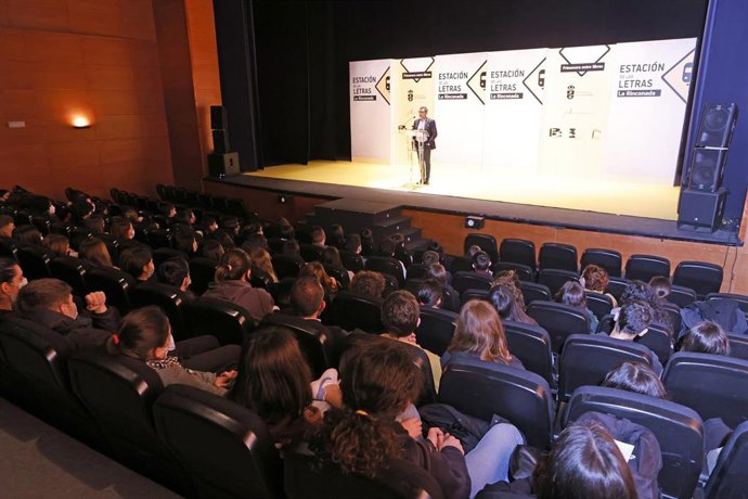 El escritor Vctor del Árbol da el pregón de la IX edición de la Feria del Libro de La Rinconada.