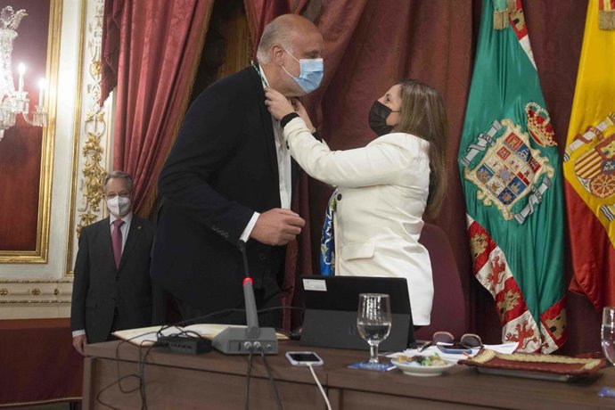 Irene García pone la medalla de diputado a Francisco Javier Vidal.