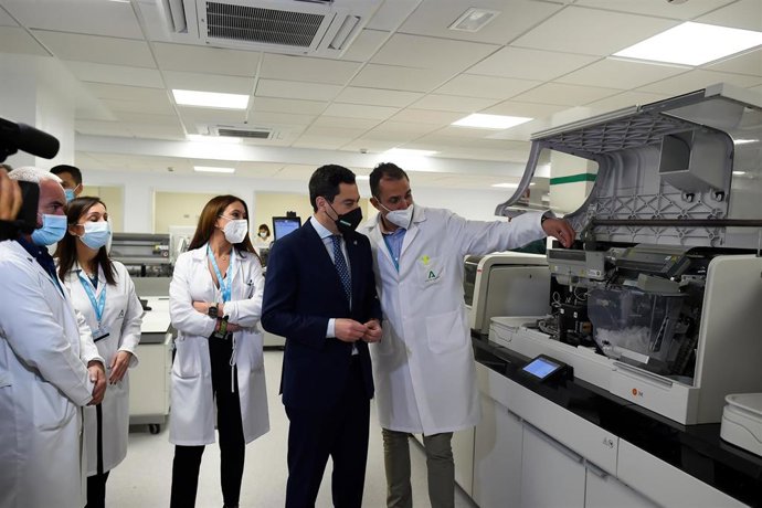 El presidente de la Junta de Andalucía, Juanma Moreno, visita el laboratorio del Hospital Materno Infantil, recientemente reformado a 21 de marzo de 2022 en Málaga, Andalucía.