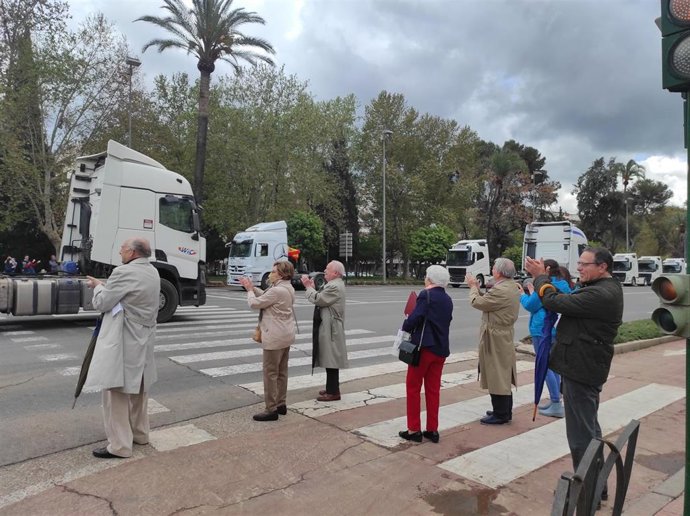 Ciudadanos aplauden a los camiones en su marcha lenta por el centro de Córdoba, dentro de la huelga del sector de transportes de mercancías.