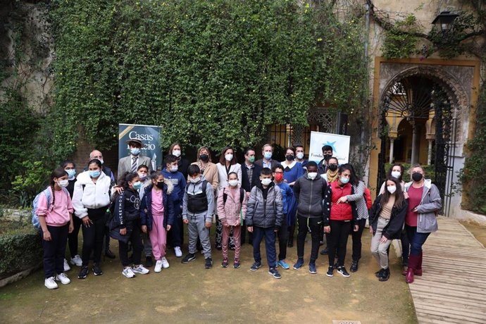 María Jesús Catalá, directora territorial de CaixaBank en Andalucía Occidental y Extremadura, ha visitado el Palacio de Las Dueñas donde se ha desarrollado la visita teatralizada 'Dueñas y Machado' para niños del Polígono Sur.